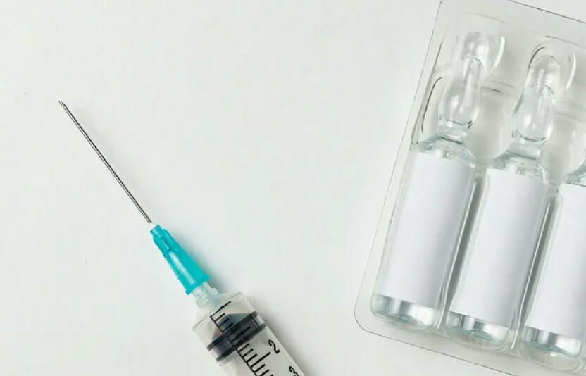 Фотография двух ампул/вакцин на столе